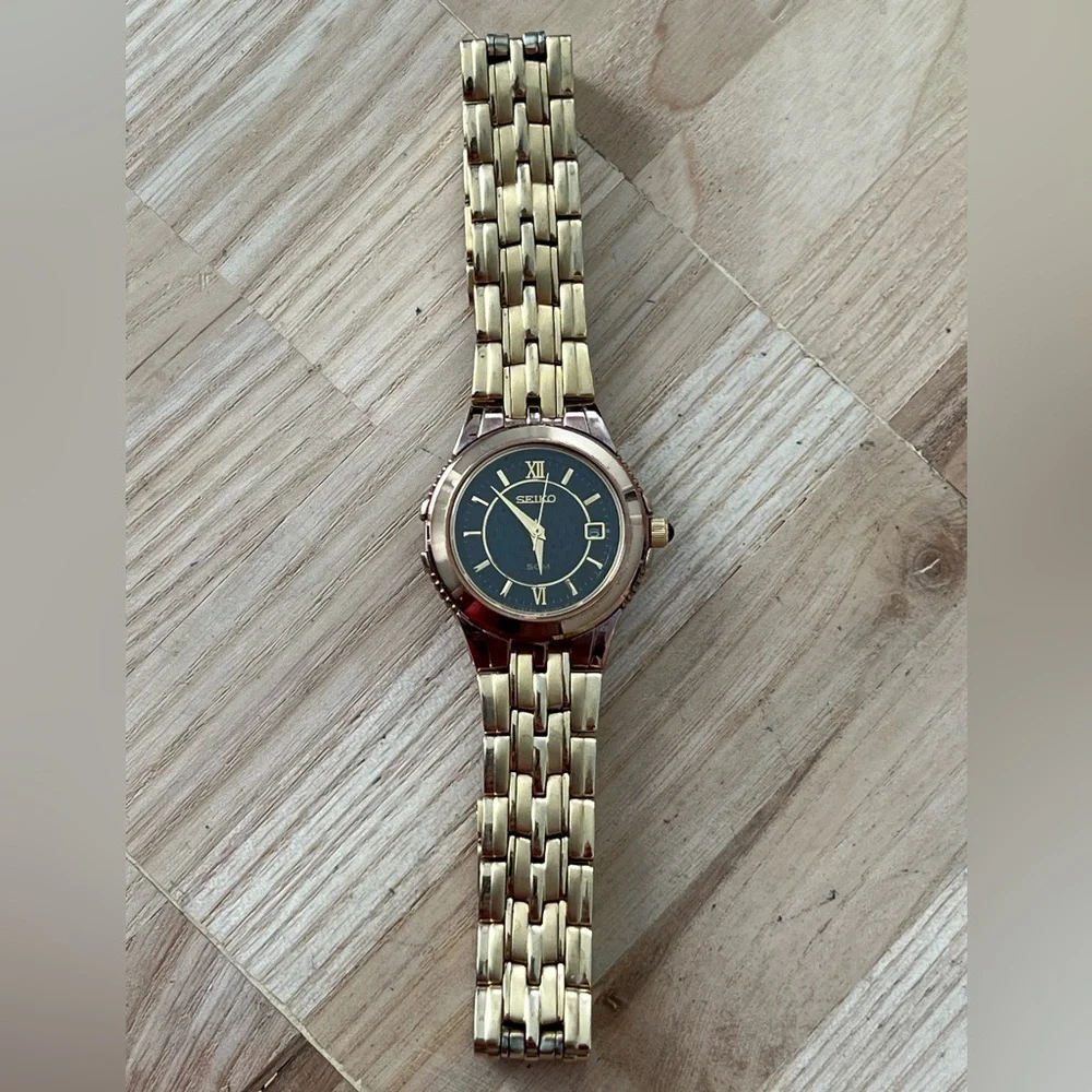 Seiko Rare Ladies Watch Gold-Tone Bracelet Case Hands Black Carbon Fiber Dial